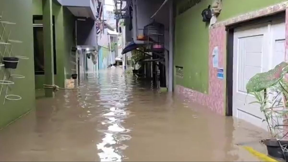 Kali Ciliwung Meluap Lagi, Warga Kebon Pala Kebanjiran Air Setinggi 2 Meter