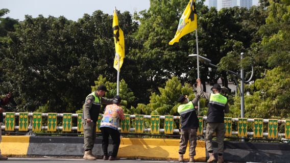 Dianggap Ganggu Keindahan Kota, Ratusan Bendera Parpol di Jakpus Ditertibkan Satpol PP