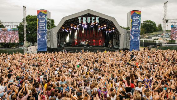 Viral! Moshing Festival Truck Spectators Amid Orchestra Music Iringan