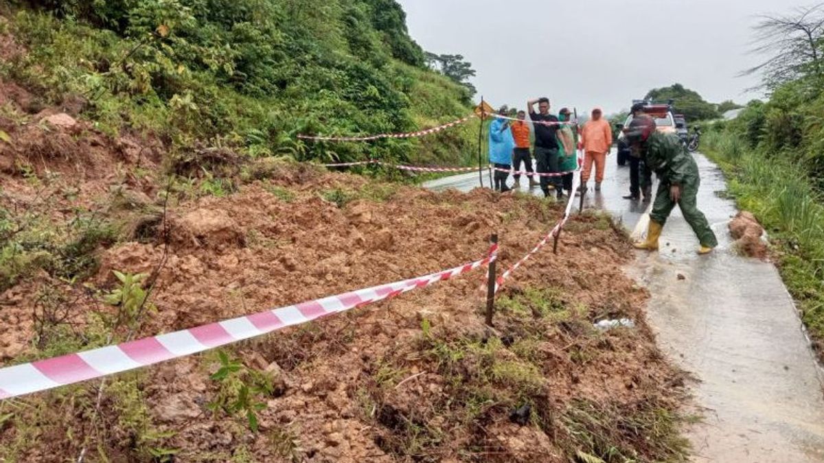 Dua Titik Longsor Terjadi Saat Hujan Deras Mengguyur Kota Padang