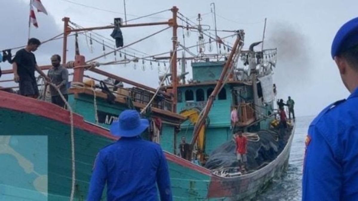 يشتبه في أن ماس كهربائي هو الزناد لحرق KM Sinar Jaya في بحر ناتونا ، 1 من أفراد الطاقم يعانون من حروق شديدة