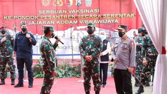 Tinjau Vaksinasi di Ponpes Tebuireng, Marsekal Hadi Tjahjanto dan Kapolri Diskusi dengan Kiai