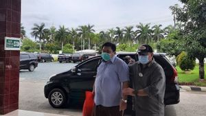 Terduga Suap Pengadaan Alat COVID-19 yang Ditangkap di Jakarta, Tiba di Kejati Sultra