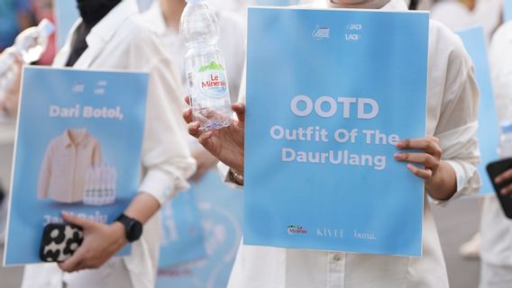 Produsen AMDK Bakal Sulap Botol Plastik Bekas jadi Kemeja hingga Celana Pendek