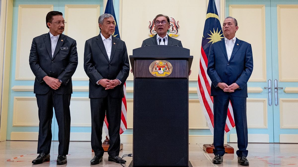 انضم رئيس الوزراء الماليزي أنور إبراهيم إلى اجتماع مجلس الوزراء: رواتب الرجال تخفض 20 في المائة حتى يتعافى الاقتصاد