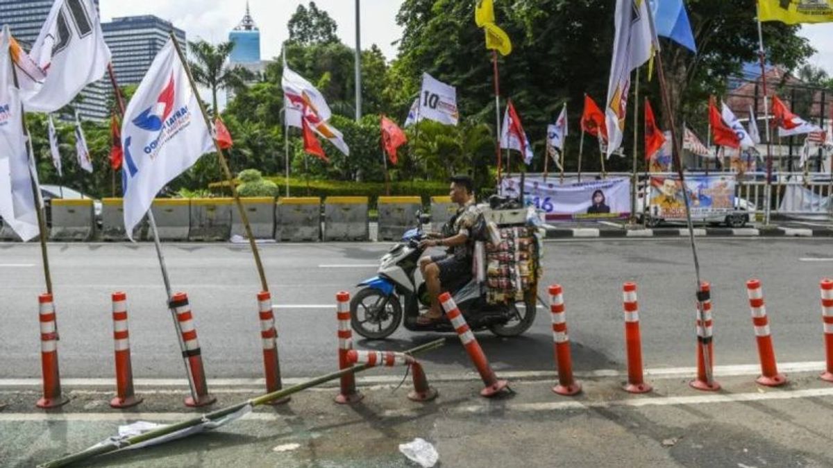 Bawaslu And DKI Satpol PP Tertibkan Flag-Baliha Political Parties In 3 Jakarta Regions