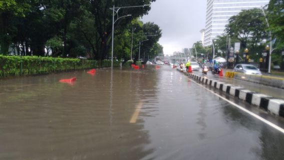 雅加达中部地区的三条道路被洪水淹没，密集车辆的数量蔓延