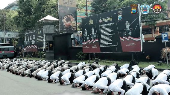 Expressing Condolences Of The Kanjurusan Tragedy, Member Of The Malang City Police Subjected During The Morning Apple At The Police Headquarters Courtyard