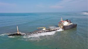 KLHK Hitung Kerugian Lingkungan Hidup Akibat Tumpahan Aspal Kapal MT Aashi di Perairan Nias Utara