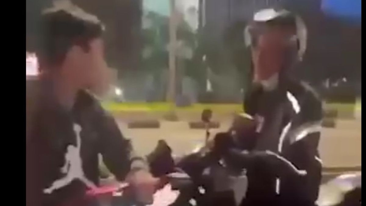 Pengemudi Ojol Berkelahi dengan Pesepeda yang Bikin Konten di Jalanan Senayan