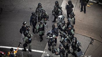 شرطة هونج كونج تداهم مكتب الإعلام الصحفي المؤيد للديمقراطية واعتقال ستة أشخاص