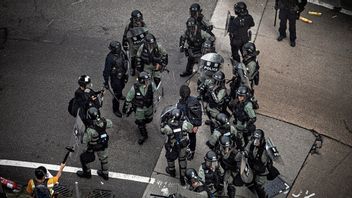 La Police De Hong Kong Fait Une Descente Au Stand D’information Qui Est Pro-démocratie, Six Personnes Arrêtées