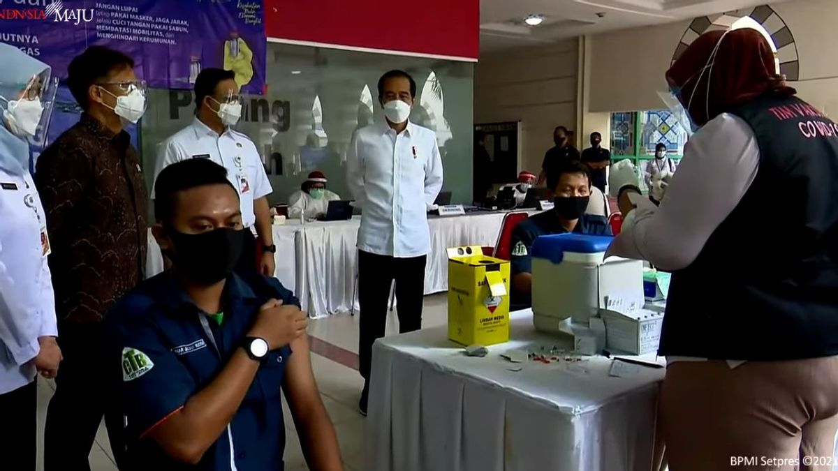 卫生部长布迪·古纳迪让塔纳阿邦接种疫苗成为其他省份市场的榜样