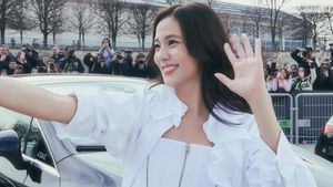 Tampil Feminin dengan Paduan Korset Putih dan Mini Skirt Hitam, Ini Potret Jisoo BLACKPINK Hadiri Paris Fashion Week