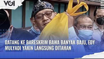 VIDEO: Arriving At Bareskrim Edy Mulyadi Brings Lots Of Clothes, Ready To Be Arrested?