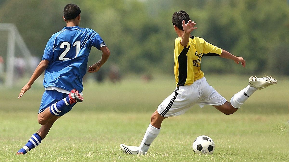 Body Position When Kicking Long-distance Balls, Here's The Technique