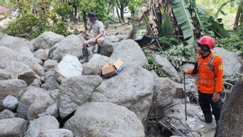 北苏门答腊Humbahas的山洪暴发的一名受害者被发现死亡