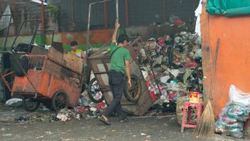 Curhat Tukang Sampah Kena Pungli Oknum PJLP: Sudah Gaji Kecil, Dimintai Uang dan THR
