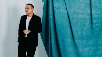 阿德兰·朱利安(Adlan Julian)以歌曲《Pesan for Him》首次亮相,因此提醒了《爱情》的意义。