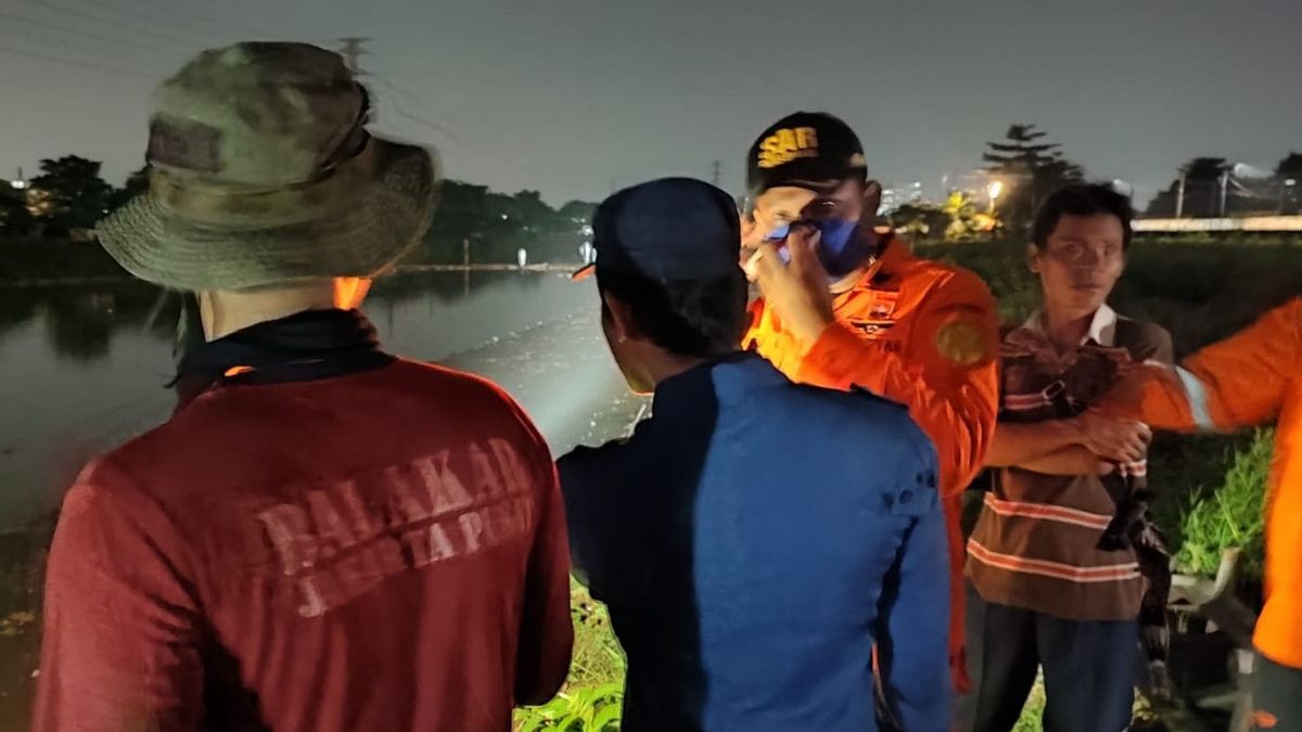搜救队使用水下物体探测工具搜寻一名在西运河洪水河溺水身亡的6年级小学生