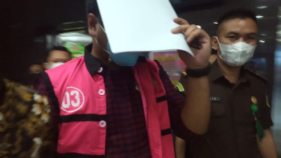 Face Covered In Paper, This Is A Bank Sulselbar Employee Suspected Of Corruption Rp25 Billion