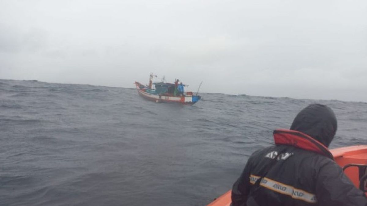 4 Nelayan yang Terapung Belasan Jam di Pulau Gosong Pesisir Selatan Diselamatkan Tim SAR