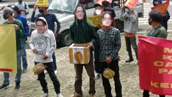 Masses Demonstrating At The KPK, Asking For Cak Imin's 'Cardboard Durian' Scandal To Be Investigated