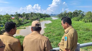 卡尔塔拉省副省长审查鳄鱼河防止洪水正常化