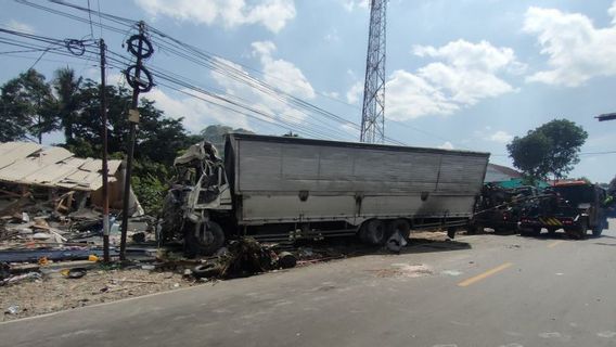 3 morts lorsqu’un camion de frein s’est heurté par une maison et un motocycliste sur la ligne Cianjur-Sukabumi