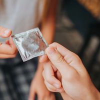 Kenikmatan Seks Berkurang karena Pakai Kondom? Ini Fakta Sebenarnya
