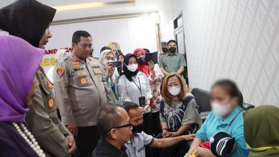 警方归还婴儿由茂物“百万儿童的父亲”出售