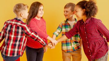 施肥她的社交技能，这里有5种方法可以帮助你的孩子结交朋友