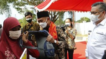 Le Ministre De Pmk Muhadjir Sambangi Orphelins Victimes De La COVID-19 à Kendari Et Fournit Une Assistance Par Carte Intelligente En Indonésie