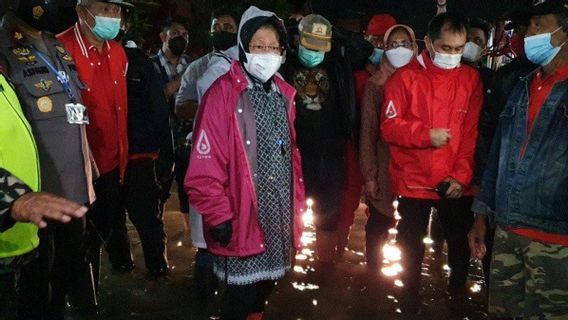 Ikut Atasi Banjir di Semarang, Mensos Risma Bicara Langsung dengan Petugas