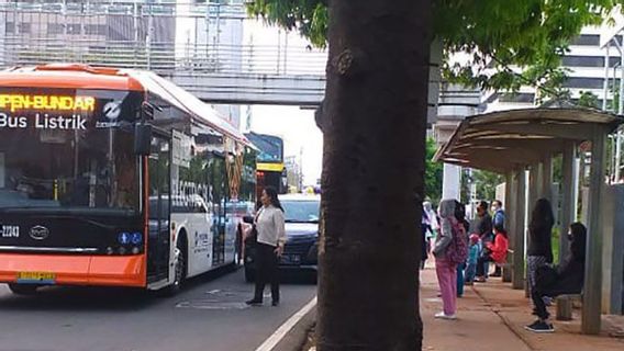 这是下午4点在HI环形交叉路口的Lalin工程计划，Jalan MH Thamrin-Imam Bonjol优先于TransJakarta