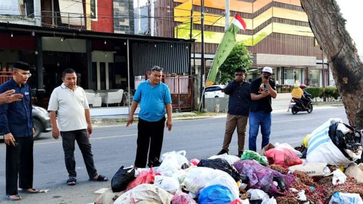 Laporan Sampah Menumpuk di Limboto Direspons Terjunnya DLH Gorontalo