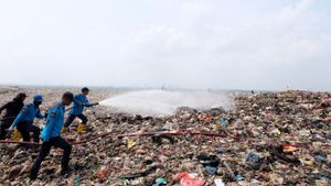 DLH Surabaya Simulasi Penyemprotan Larutan Organik di TPA Benowo Agar Baunya Tak Sampai GBT Saat FIFA Supervisi