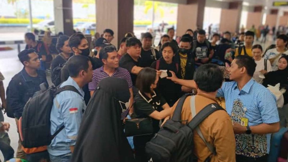 Ternate 공항의 Lion Air Group 항공사는 Ruang 산의 폭발로 인해 아직 운항을 확정하지 않았습니다.