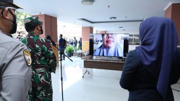Panglima TNI Semangati Pasien COVID-19 yang Jalani Isoter di RSUD Al Ihsan, Bandung