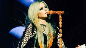 Penampilan Avril Lavigne di Juno Awards Diganggu Pengunjuk Rasa <i>Topless</i>