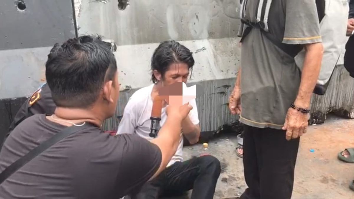 Kena Water Canon, 1 Pendemo Depan DPR RI Sempat-sempatnya Merokok Sambil Meringis Sakit