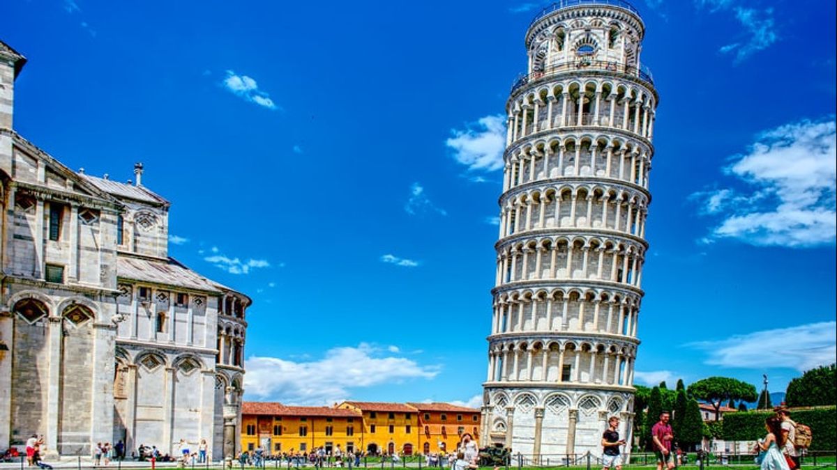 341 Leaning Tower Pisa Pose Images, Stock Photos, 3D objects, & Vectors |  Shutterstock