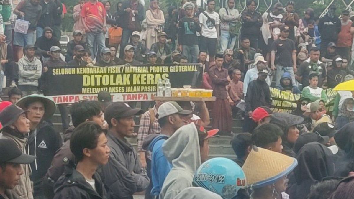Warga Kaki Gunung Gede-Pangrango Demo di Kantor Bupati Cianjur Desak Tolak Proyek Geotermal
