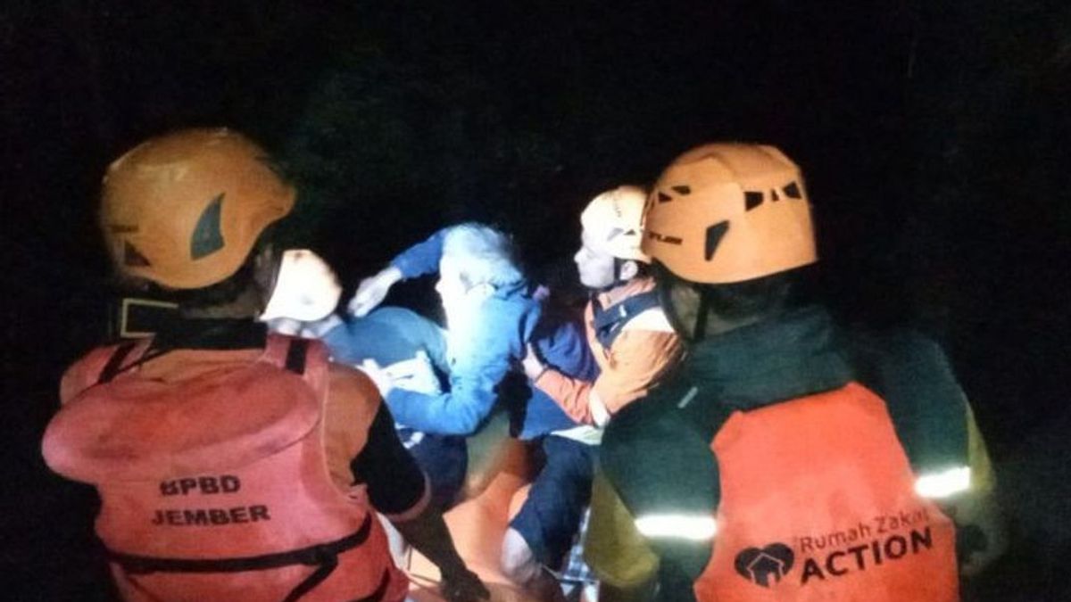 100 Warga Korban Banjir di Jember Dievakuasi dengan Perahu Karet