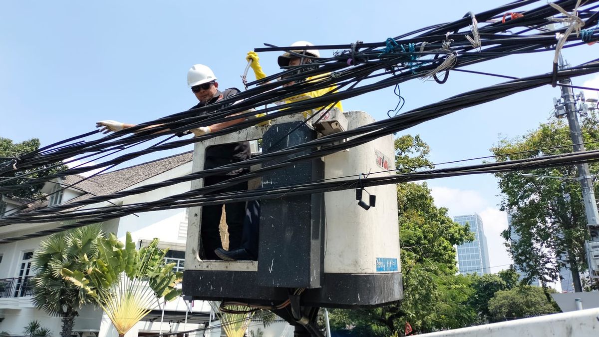 DKI Jakarta Highways Agency Cut 52 Air Cable Utilities In Menteng Area