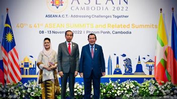 佐科总统和伊里亚娜出席东盟柬埔寨峰会开幕式