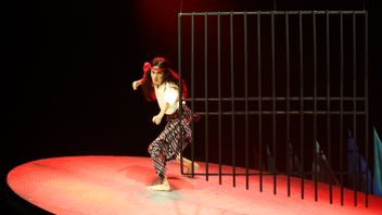 Glory Hillary's Energy At The Performance Of Melati Pertiwi's Monoplay, Re-encouraging Christina Martha Tiahahu's Struggle