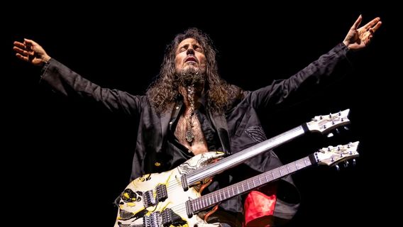 This Is An Unexpected Moment Bumblefoot While Performing With Guns N 'Roses