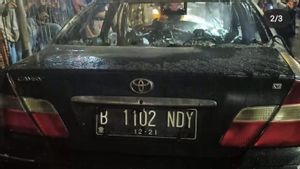 Mobil Sedan Toyota Warna Hitam Terbakar di Dekat Pasar Senen, Dua Orang Tewas