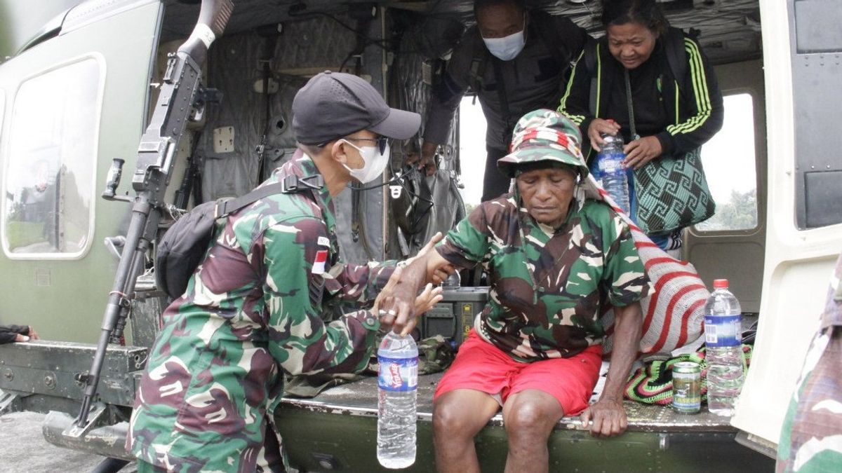 TNIはジャヤプラに2人の教師と1人のキウイロックを避難させる